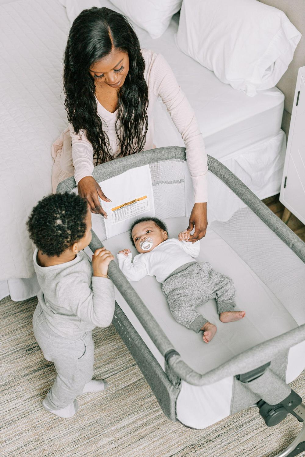 Baby Delight Beside Me Dreamer Bassinet & Bedside Sleeper. Charcoal Tweed. Ages 0-5 Months (Unisex)